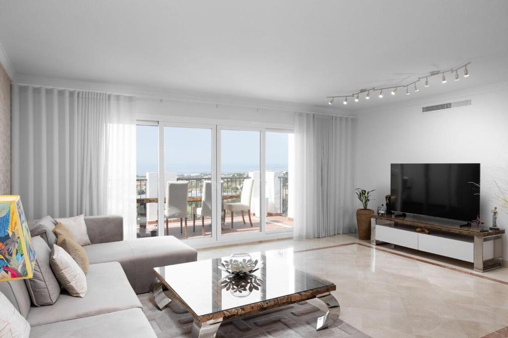 Lovely two bedroom apartment with panoramic sea views - 3