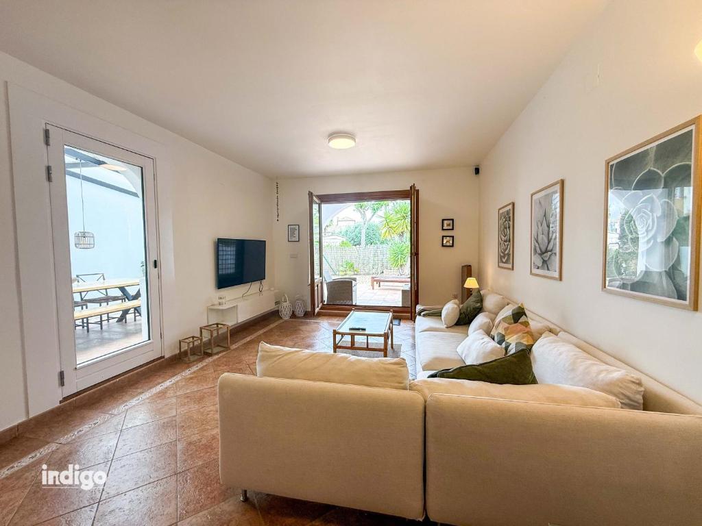 Modern Family Townhouse - Pool - CAM01 - 2