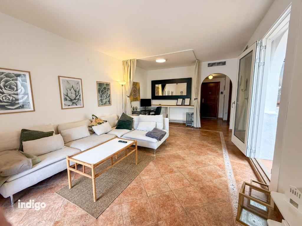 Modern Family Townhouse - Pool - CAM01 - 3