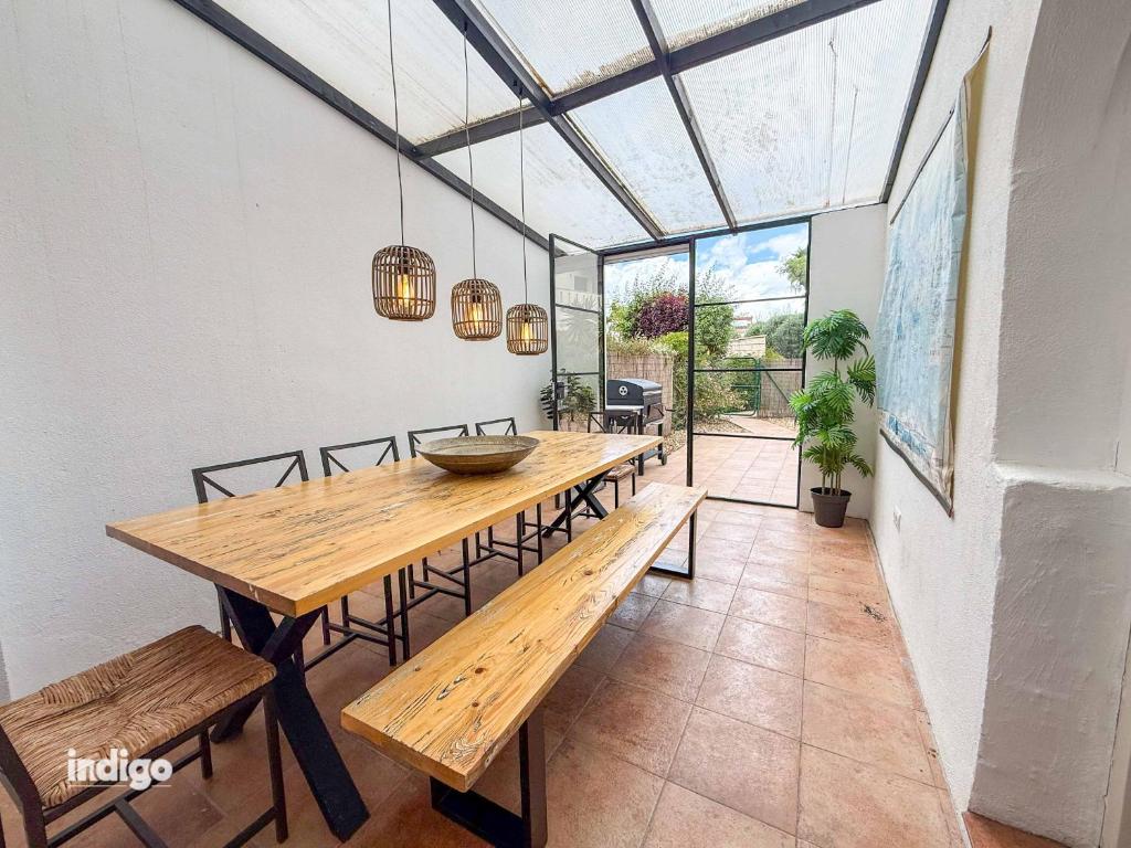 Modern Family Townhouse - Pool - CAM01 - 4
