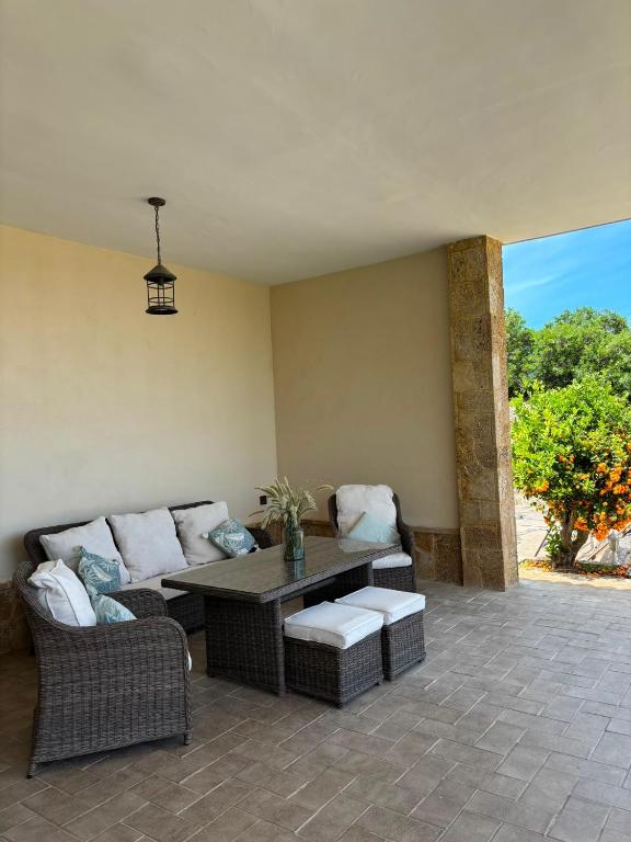 AMPLIO CHALET CON PISCINA y JARDÍN PRIVADO EN EL CORAZÓN DE LA BAHÍA DE CÁDIZ - 2