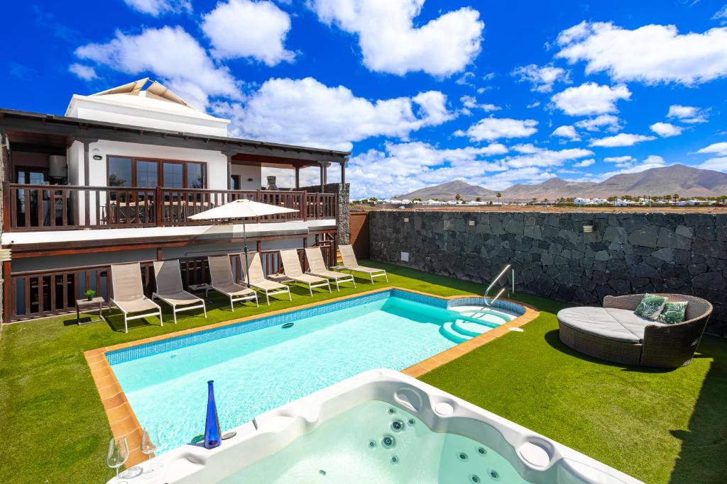 Villa Penguina Playa Blanca - 5 Bedroom - Hot Tub - Heated Pool - 2