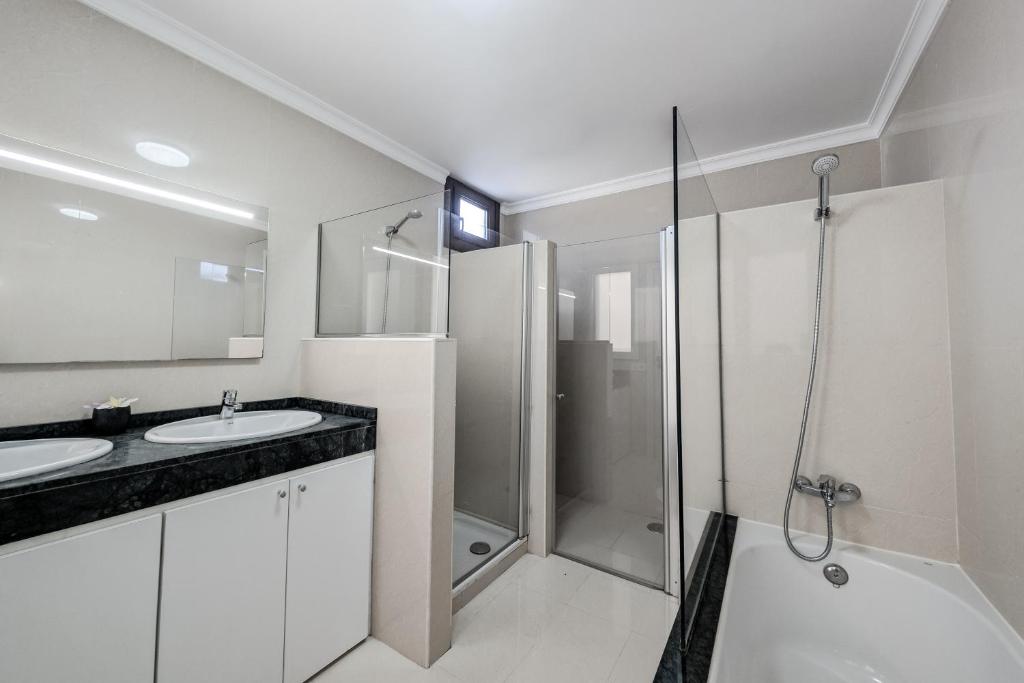 Villa Penguina Playa Blanca - 5 Bedroom - Hot Tub - Heated Pool - 3