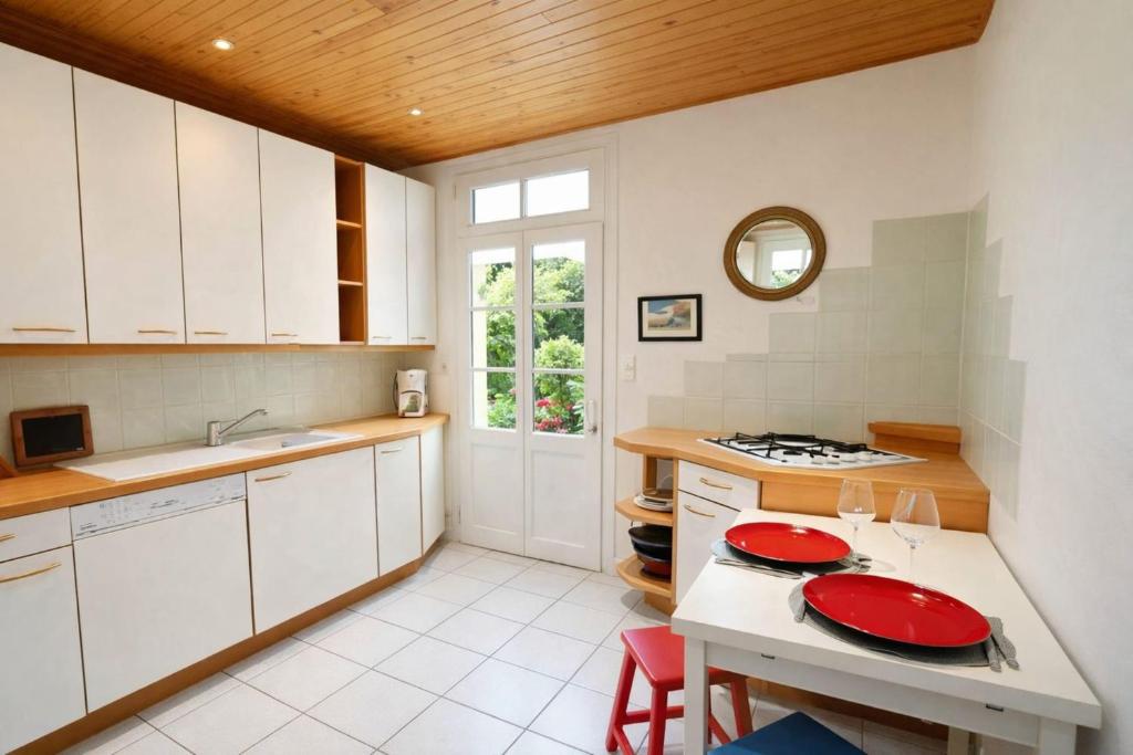 Bright house with terrace and garden - 3