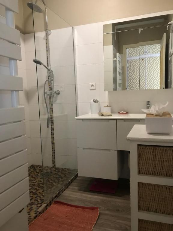 Bel appartement avec terrasse, piscine, parking privé et club de tennis, padel en sus - 2