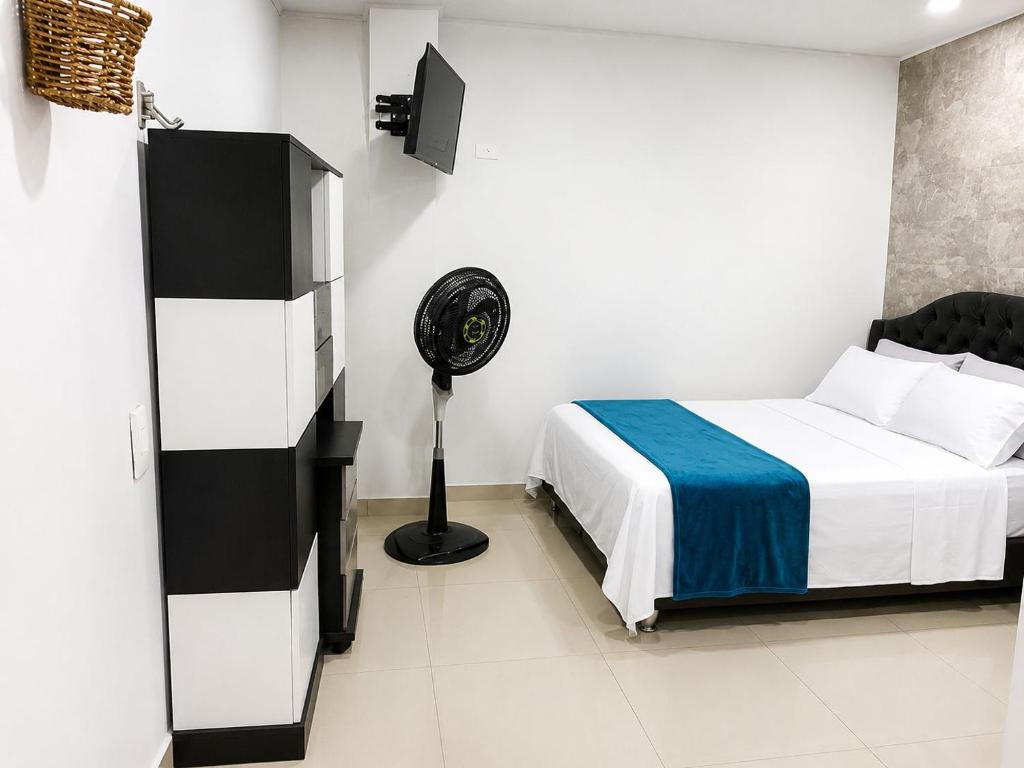Apartamento de tres habitaciones y cuatro camas, cuenta con dos baños privados sala comedor y cocina totalmente equipada - 3
