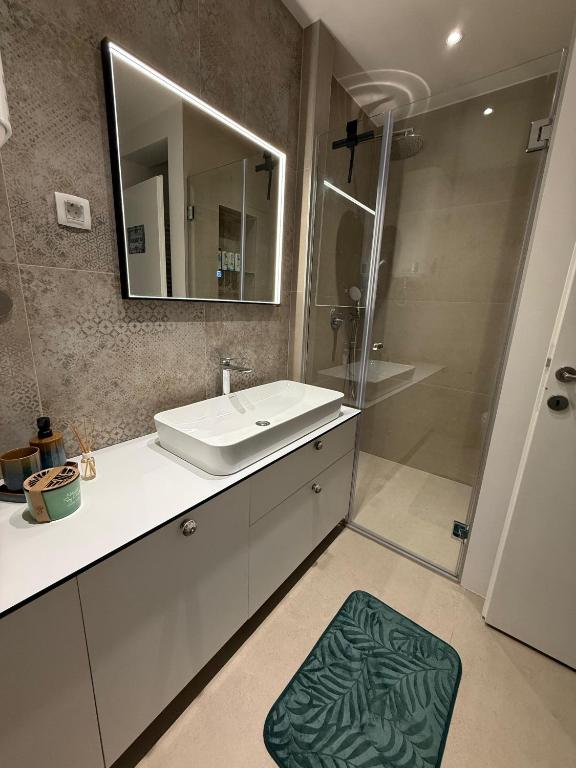 City Center Luxury Apartment - 4