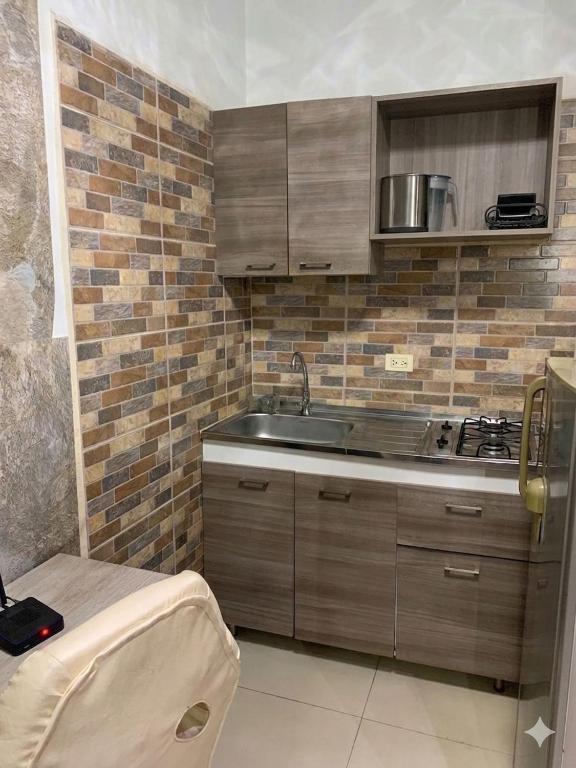 Apartaestudio totalmente equipado con cocina integrada para el uso diario, baño totalmente funcional cerca de centros comerciales y, restaurantes y supermercados de cadena 08 - 2