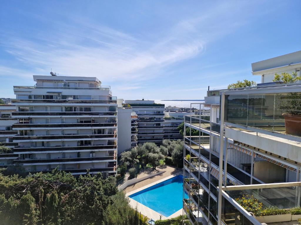 Elegant 2-room apartment with panoramic sea view & pool - 2