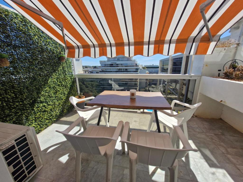 Elegant 2-room apartment with panoramic sea view & pool - 3