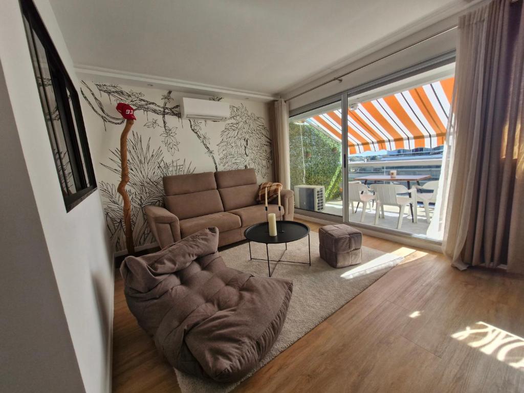 Elegant 2-room apartment with panoramic sea view & pool - 1