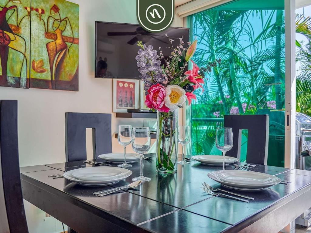 Beachfront 2BR Condo with Pool and Beachclub - 4