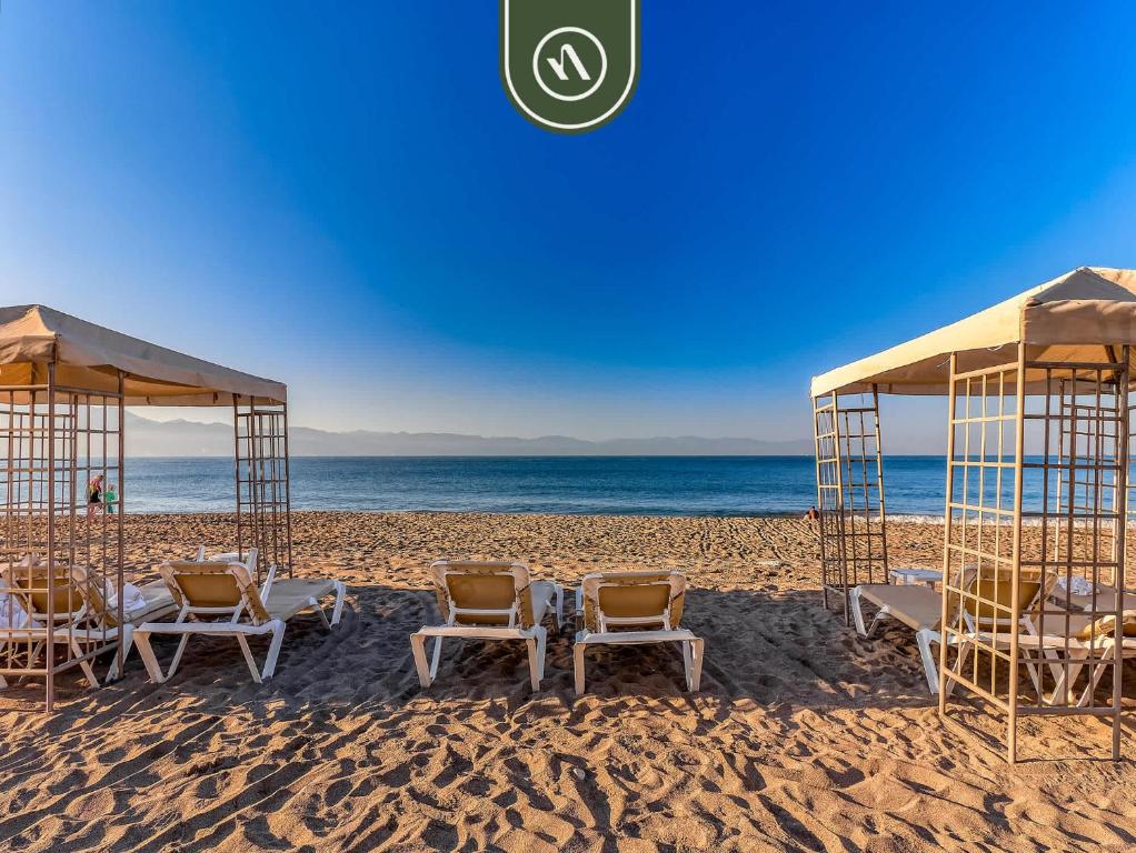 Beachfront 2 BR Condo - Beach - Pools - Tennis - 4
