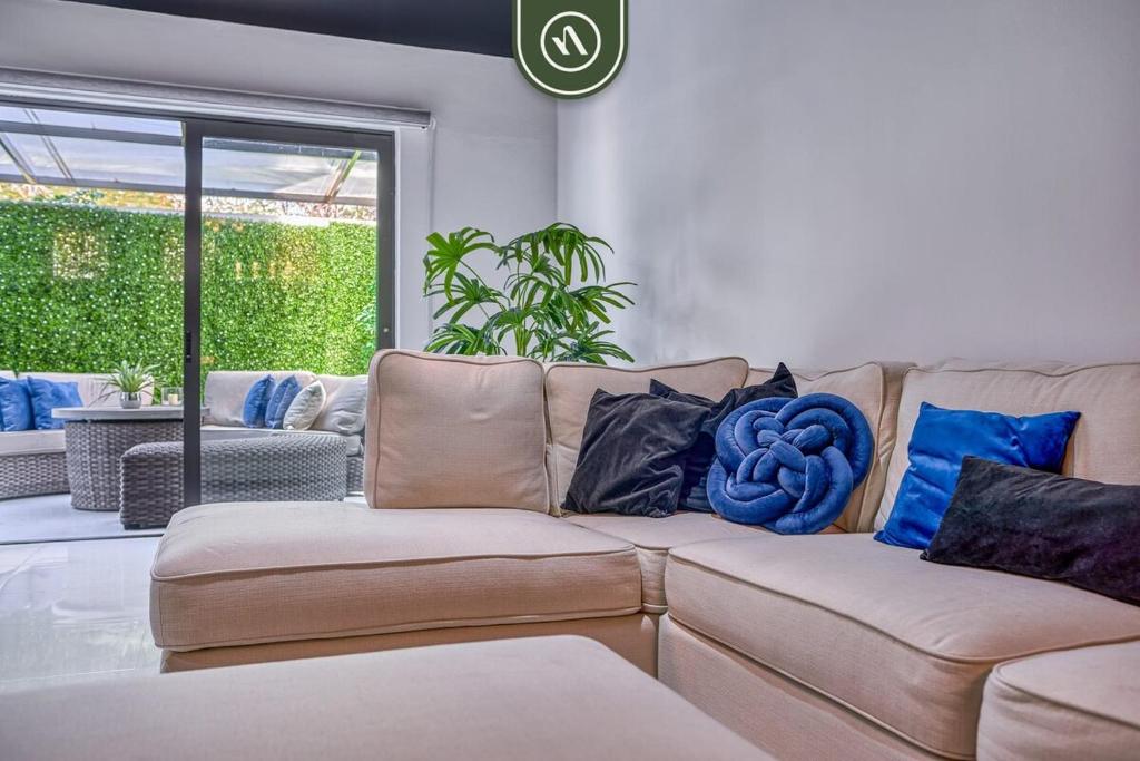 Modern 2BR Condo in Old Town - Private Terrace - 2