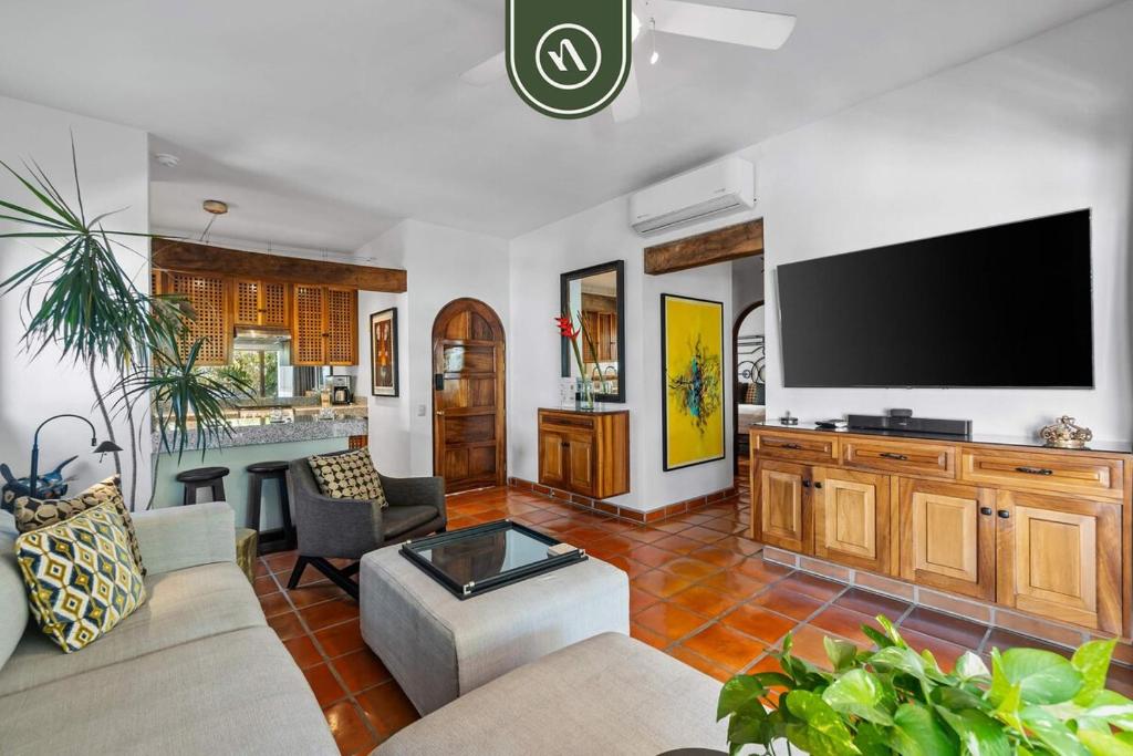 Stylish 2 BR Condo in Romantic Zone - Rooftop Pool - 2