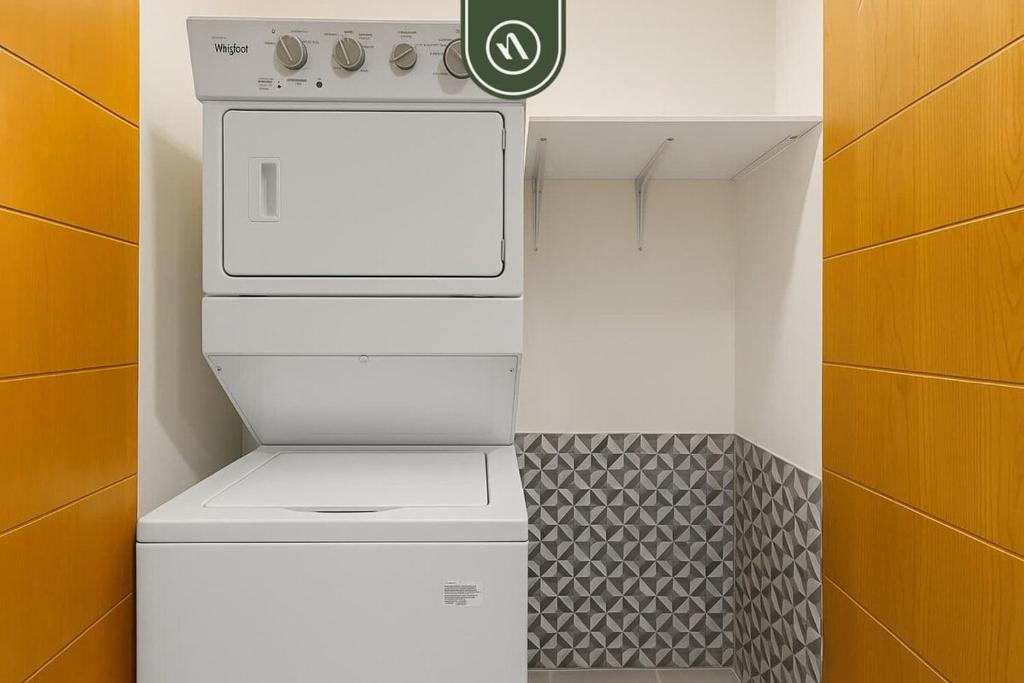 New Stylish 1 BR Condo - Ocean Views - Flex Room - 2