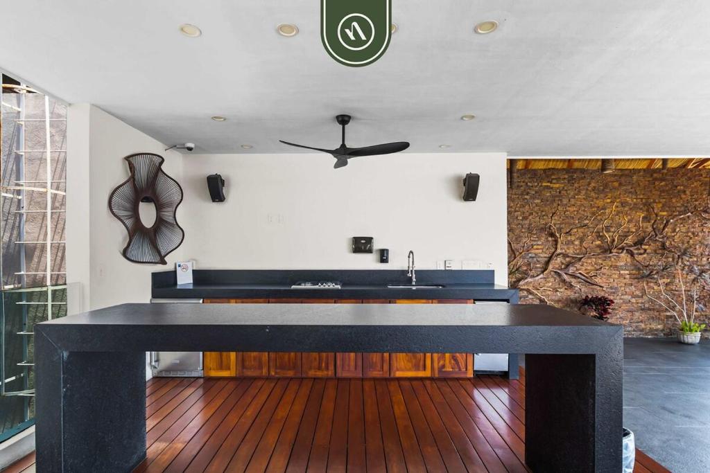Centric 1 BR Condo with Gym – Amazing Rooftop Pool - 1