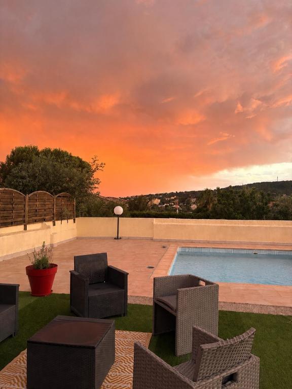 Maison familiale trois chambres piscine privée la villa bois d Olivier - 5