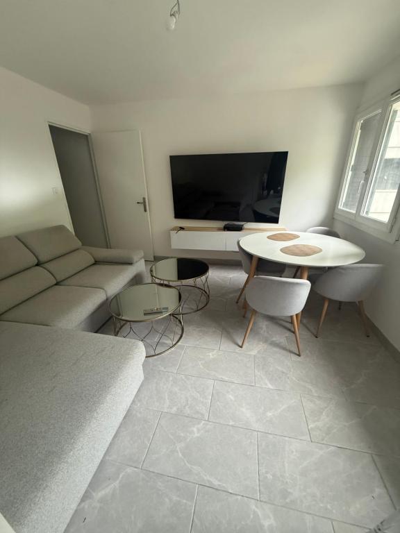 Apparently 2 bedrooms - 5