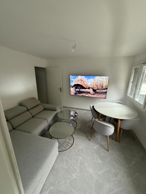 Apparently 2 bedrooms - 1