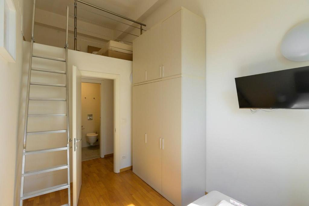 Cozy Modern Loft with Parking - BeMyHost - 4