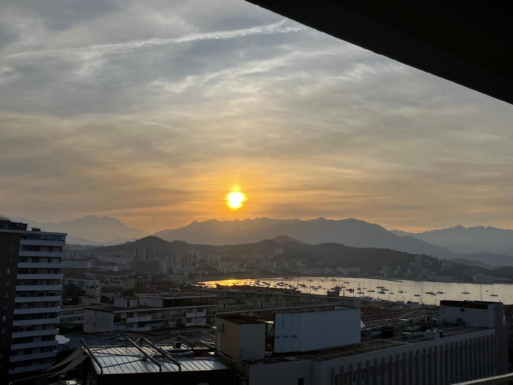 Très bel appartement avec terrasse de 87m2 avec une superbe vue panoramique sur la baie d Ajaccio - 2