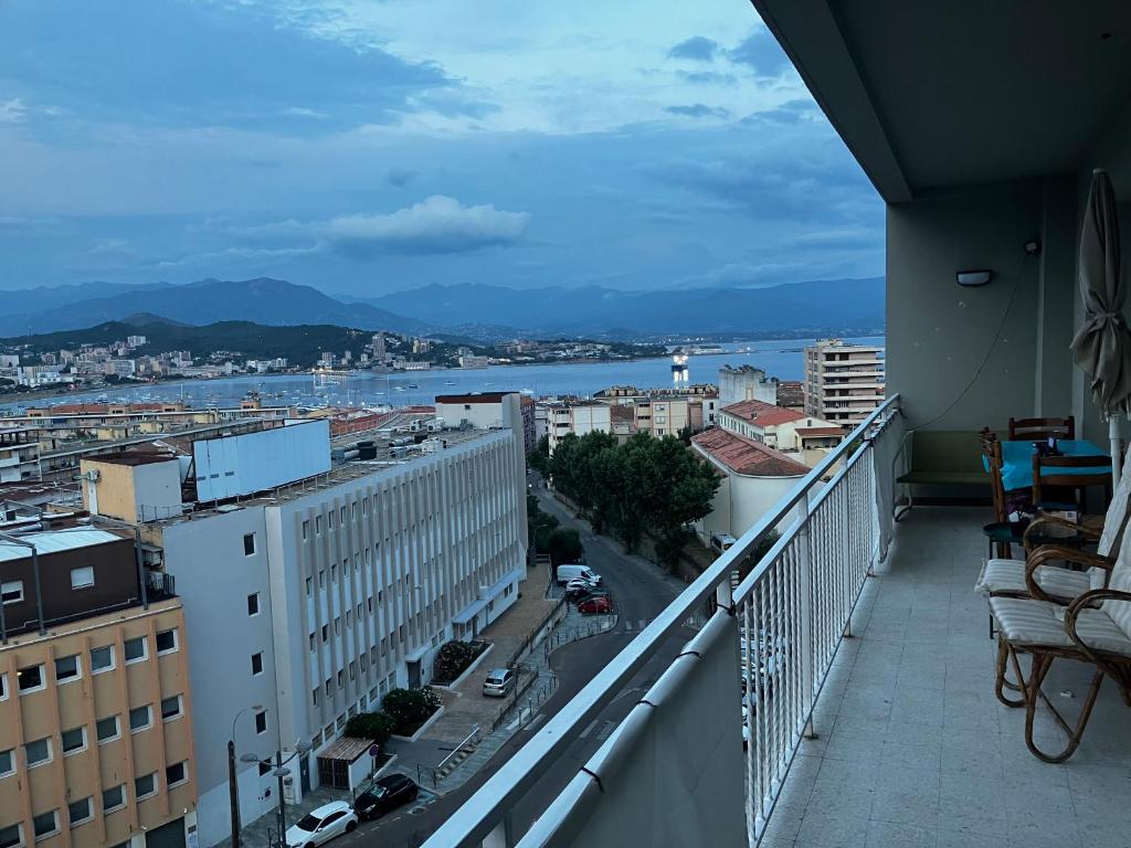Très bel appartement avec terrasse de 87m2 avec une superbe vue panoramique sur la baie d Ajaccio - 4