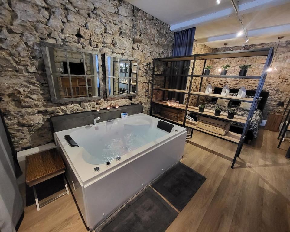 Le 79 Balnéo Loft Déco Authentique Centre climatisation - 1