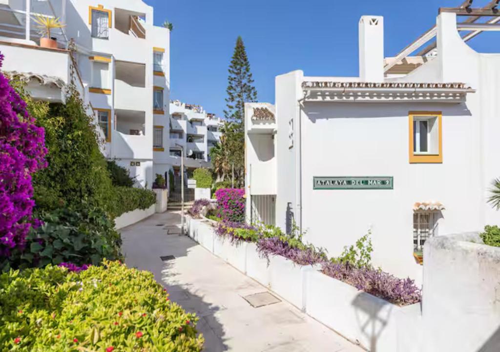 2 bed Apartment - Beachfront with Roof Terrace - Pass the Keys - 3