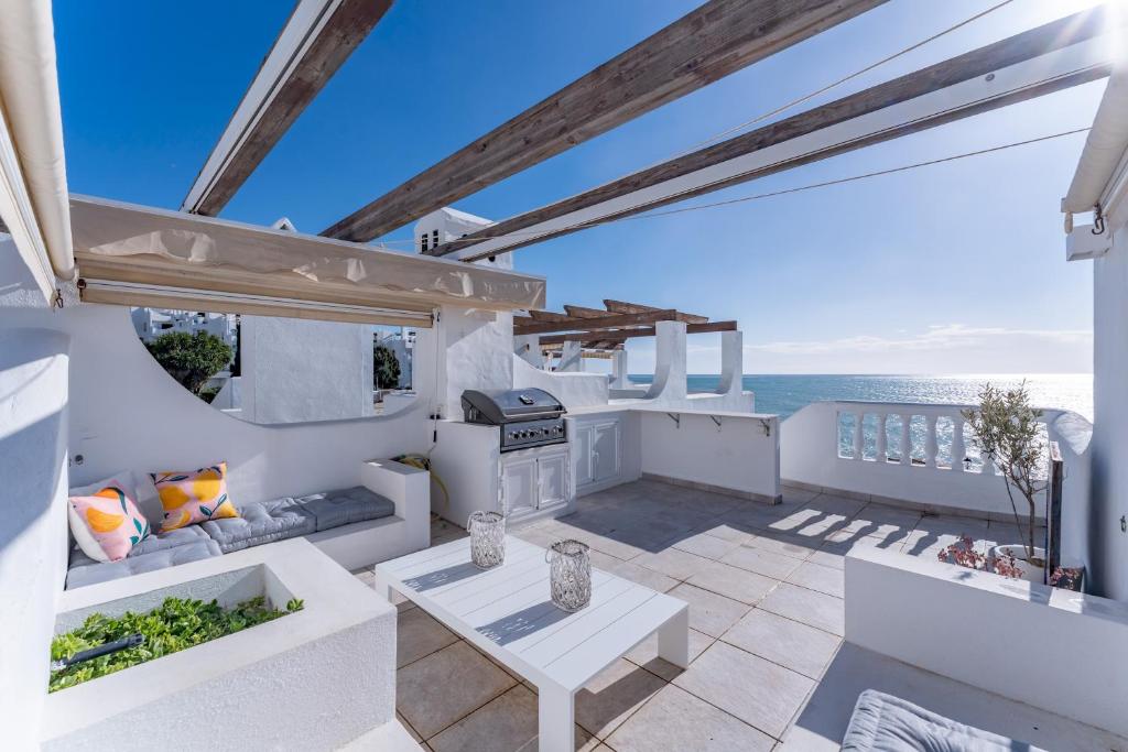 2 bed Apartment - Beachfront with Roof Terrace - Pass the Keys - 4
