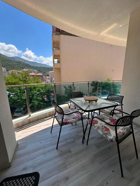 Spectacular Two Bedroom Apartment with Parking - 3