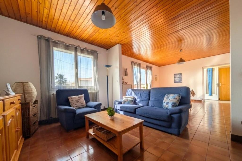 Large 200m Beach House for 14 Guests - 2