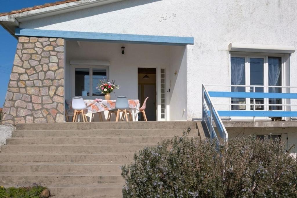 Large 200m Beach House for 14 Guests - 3