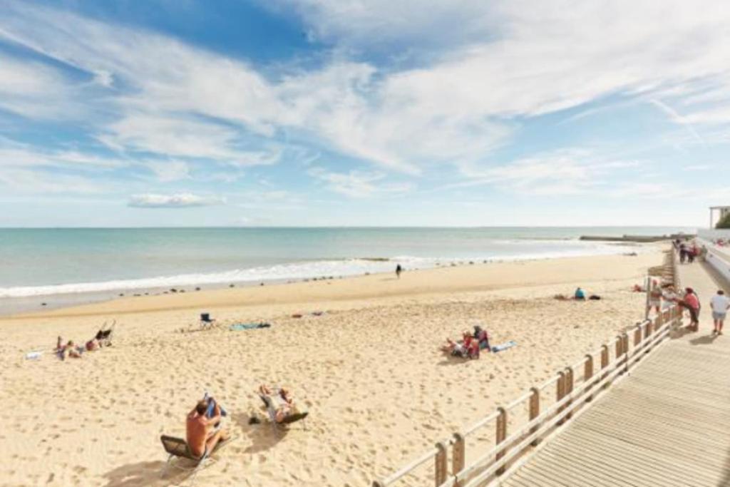 Large 200m Beach House for 14 Guests - 4