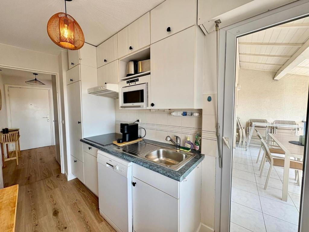 Appartement 1 chambre rénové climatisé, terrasse aperçu mer, garage, dernier étage, port et plage à pieds - 2