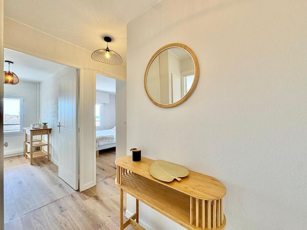 Appartement 1 chambre rénové climatisé, terrasse aperçu mer, garage, dernier étage, port et plage à pieds - 3