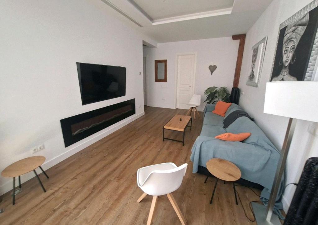 Spacious 6 Bedroom Luxury Apartment Downtown - 3