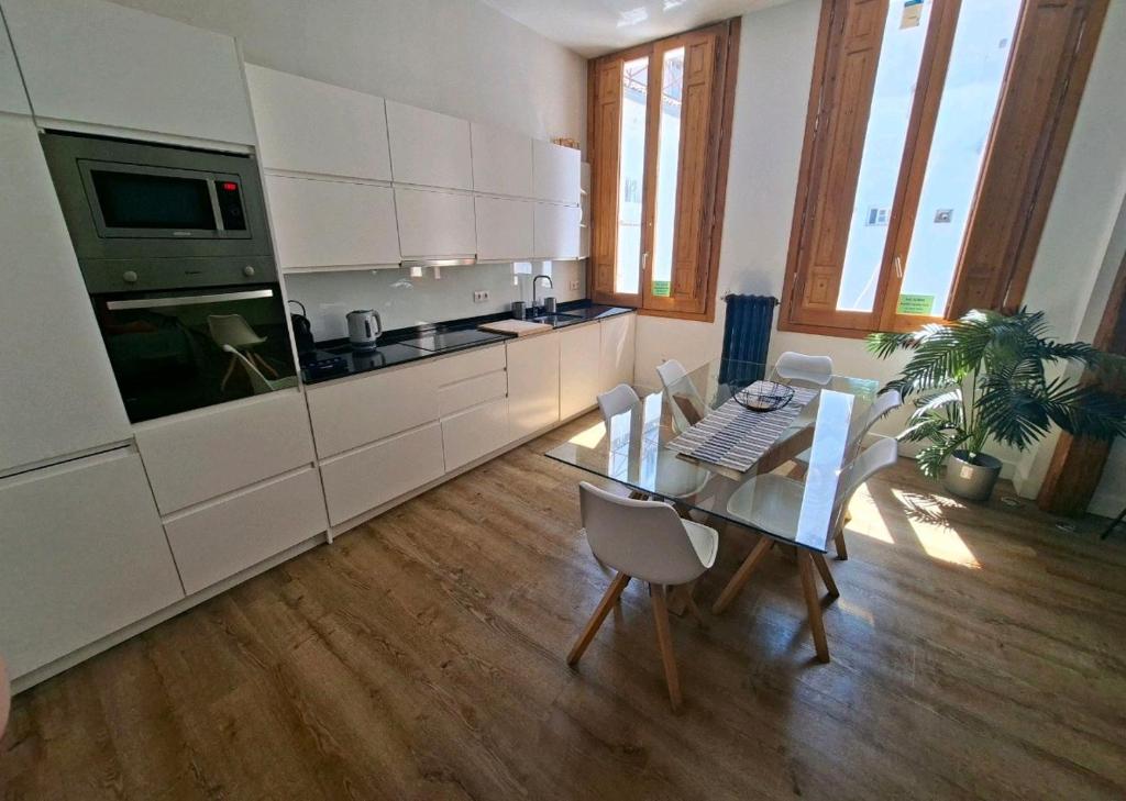 Spacious 6 Bedroom Luxury Apartment Downtown - 4