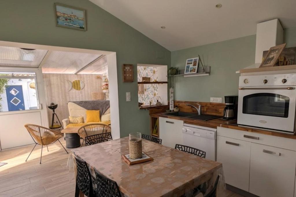 Vacation house between port and beach with garage - 5