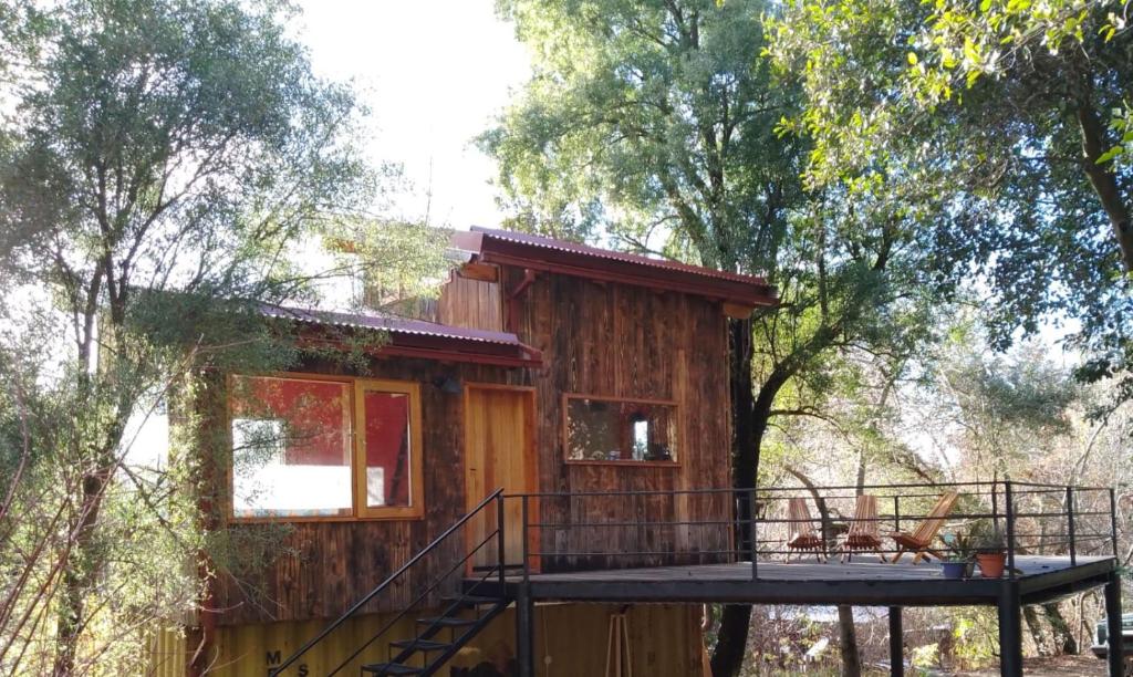 Casa para dos personas, rodeada de árboles - 4