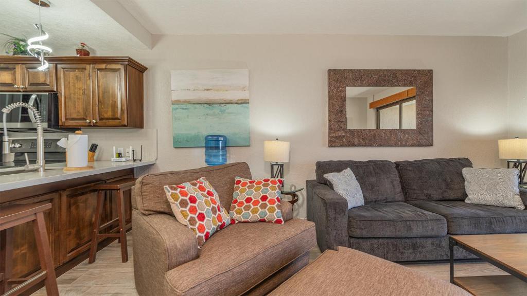 Beautiful Ocean view Retreat with Panoramic Ocean Views - 5