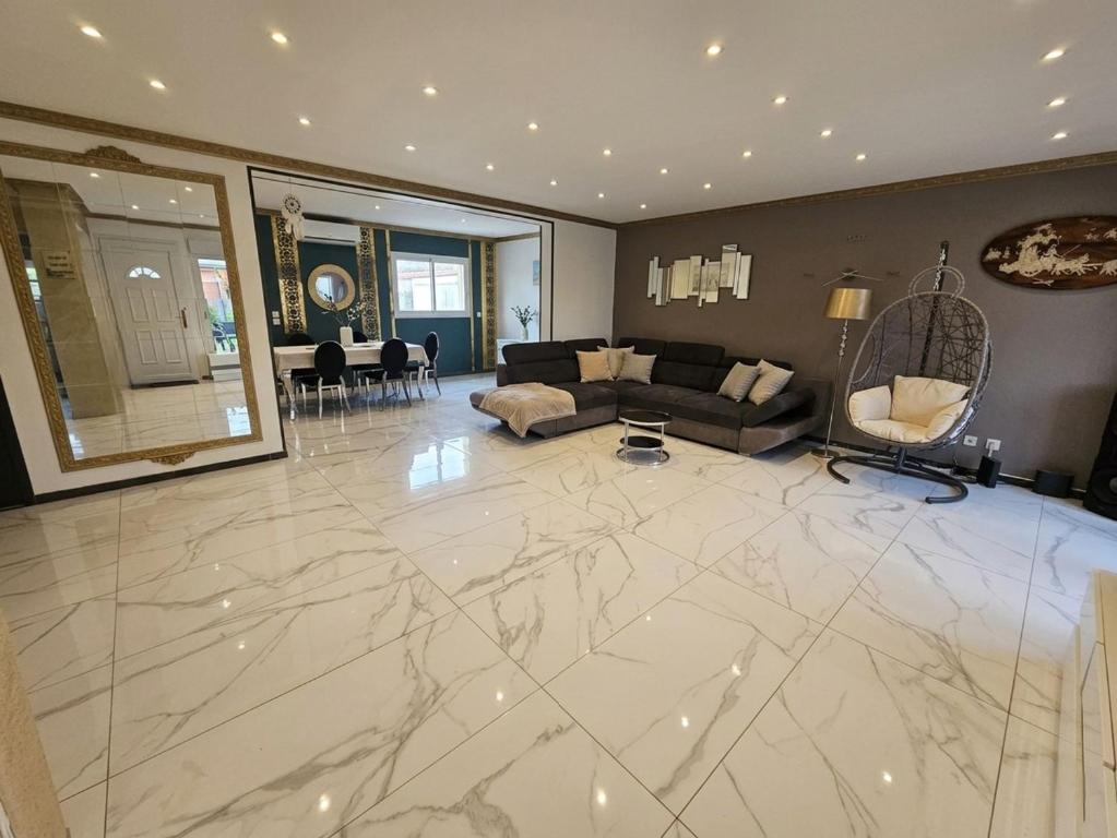 Beautiful Villa with Jacuzzi near Beach - 2
