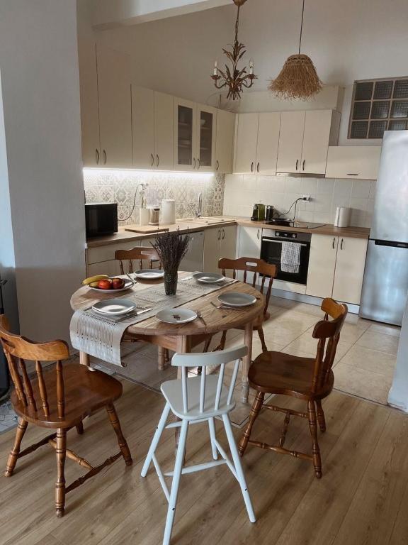 Homey 2-Level Apt with Piano, Workspace & Terraces - 1