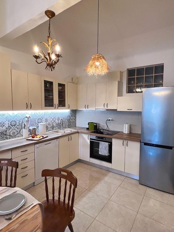 Homey 2-Level Apt with Piano, Workspace & Terraces - 2