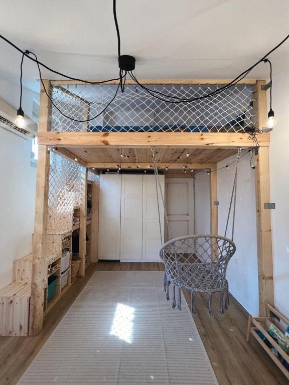 Homey 2-Level Apt with Piano, Workspace & Terraces - 4