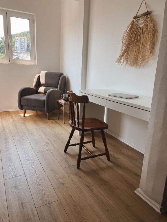 Homey 2-Level Apt with Piano, Workspace & Terraces - 5