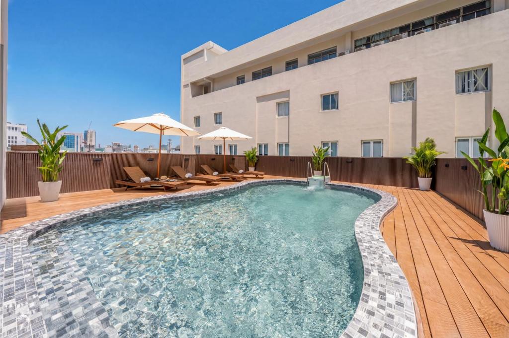 Swimming pool