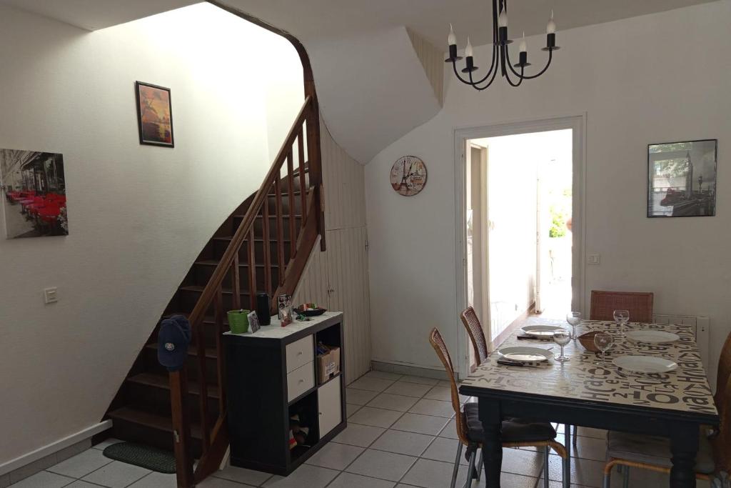 Bright house with garden near beach - 4