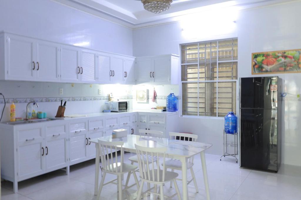 Nina Homestay - Phong ban cong view song