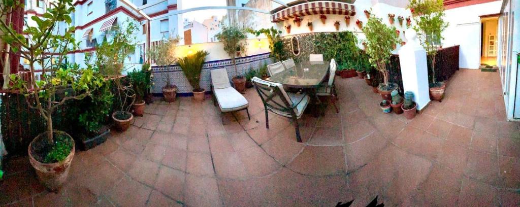 Maravilloso apartamento céntrico de 70m2, jardín propio 40m2 con piscina para niños y parking opcional - 3